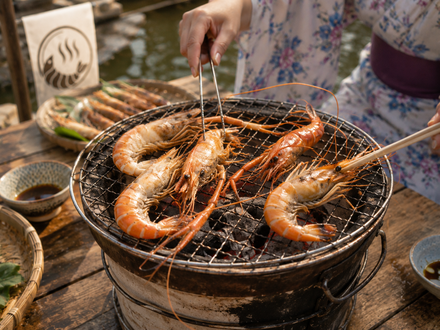 七輪の上でオニテナガエビを香ばしく焼き上げる、シェアBBQの一皿